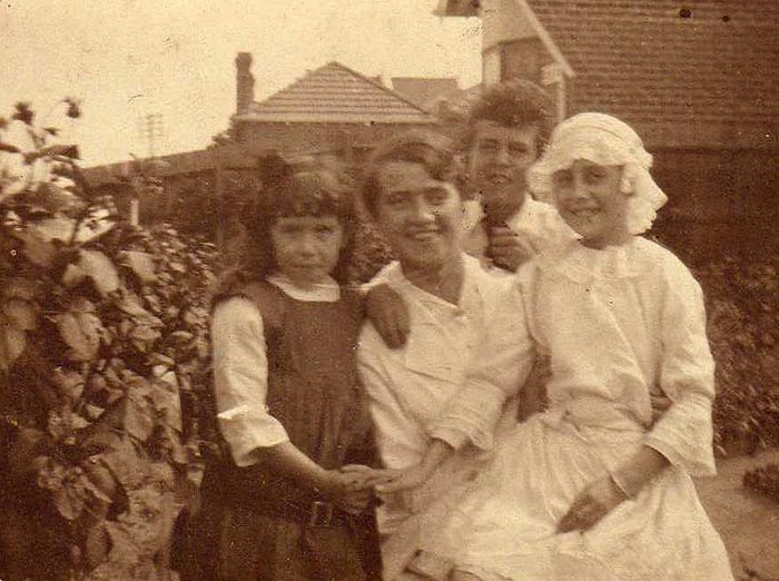 alice amy and children around 1917
